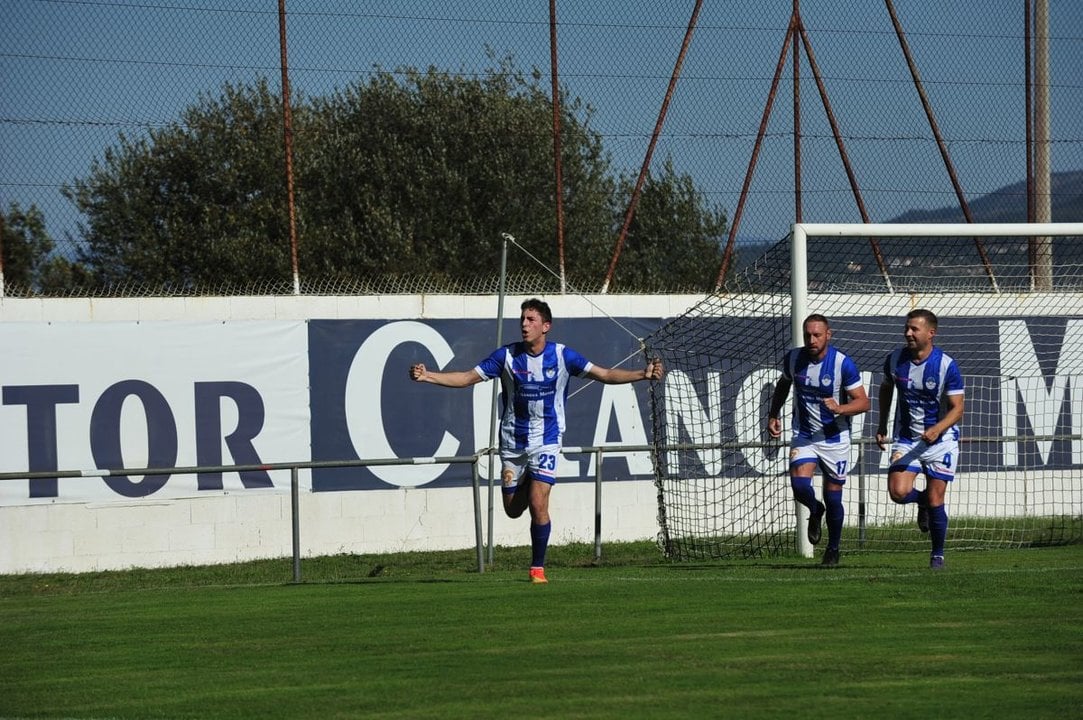 El defensa celanovense Manu celebrando su gol ante el Cented, en San Rosendo.