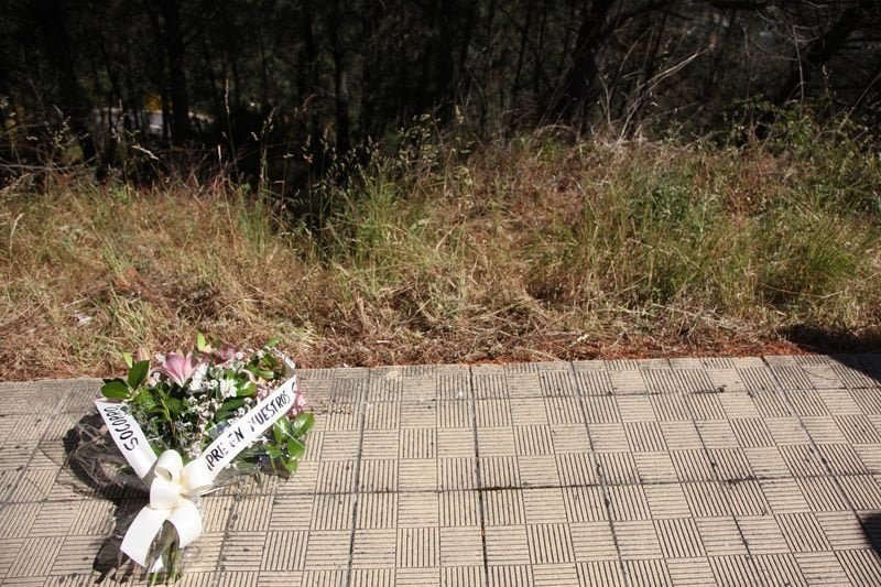 Ramo de flores en el lugar del seminario donde apareció el cuerpo de Socorro Pérez