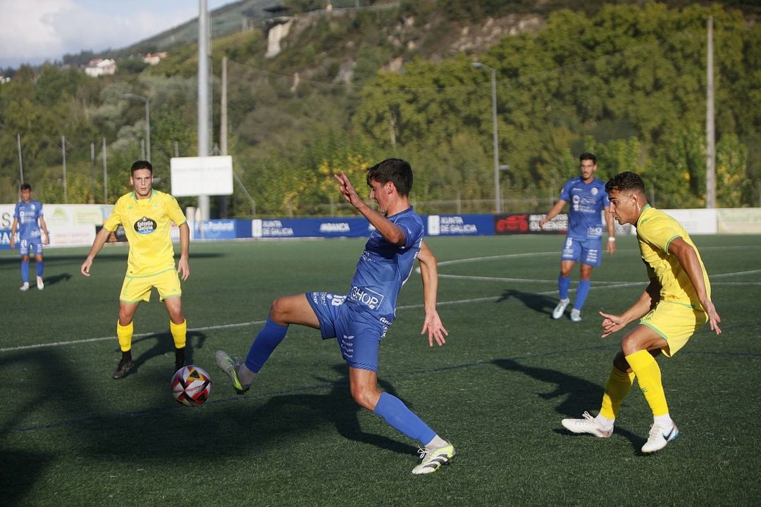 Un jugador del Ourense CF disputa un balón