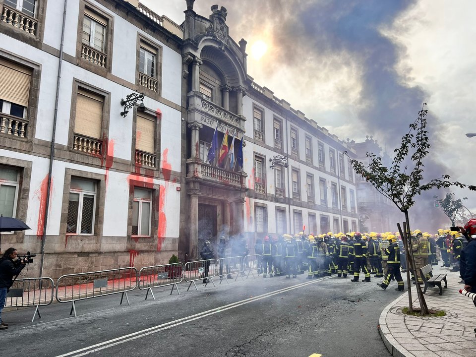 Concentración frente a la Diputación de Ourense de los bomberos comarcales.