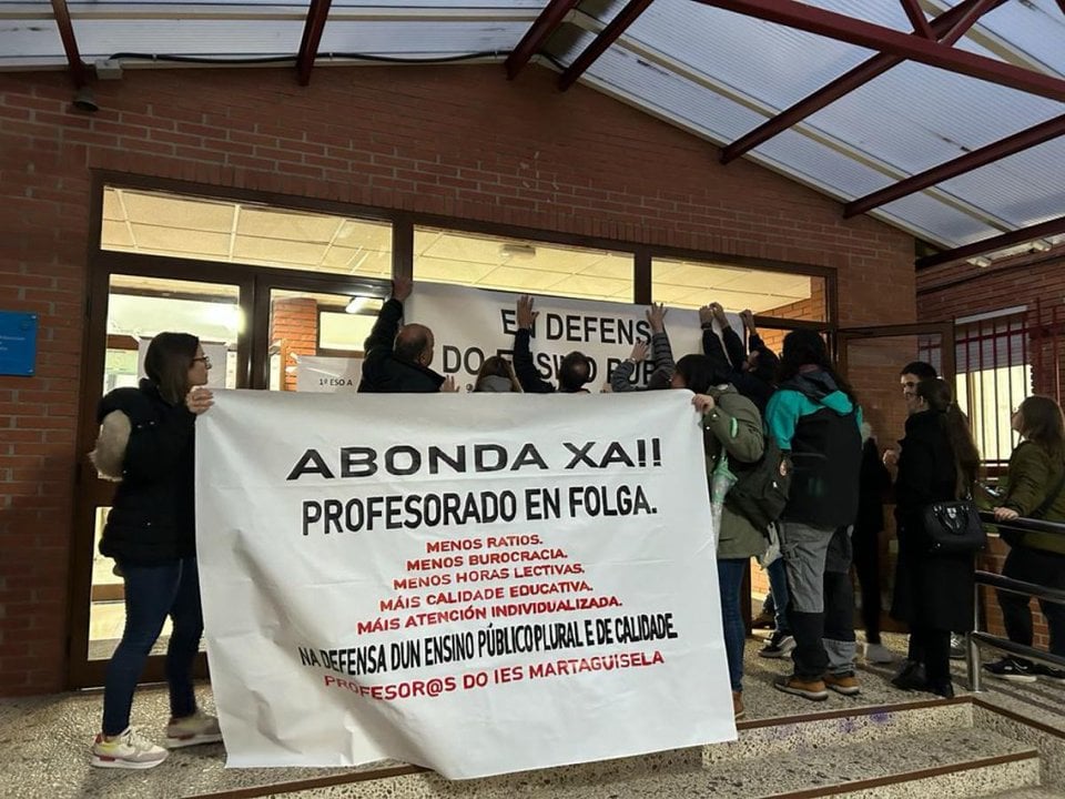 Manifestación en el IES Martaguisela, en O Barco.