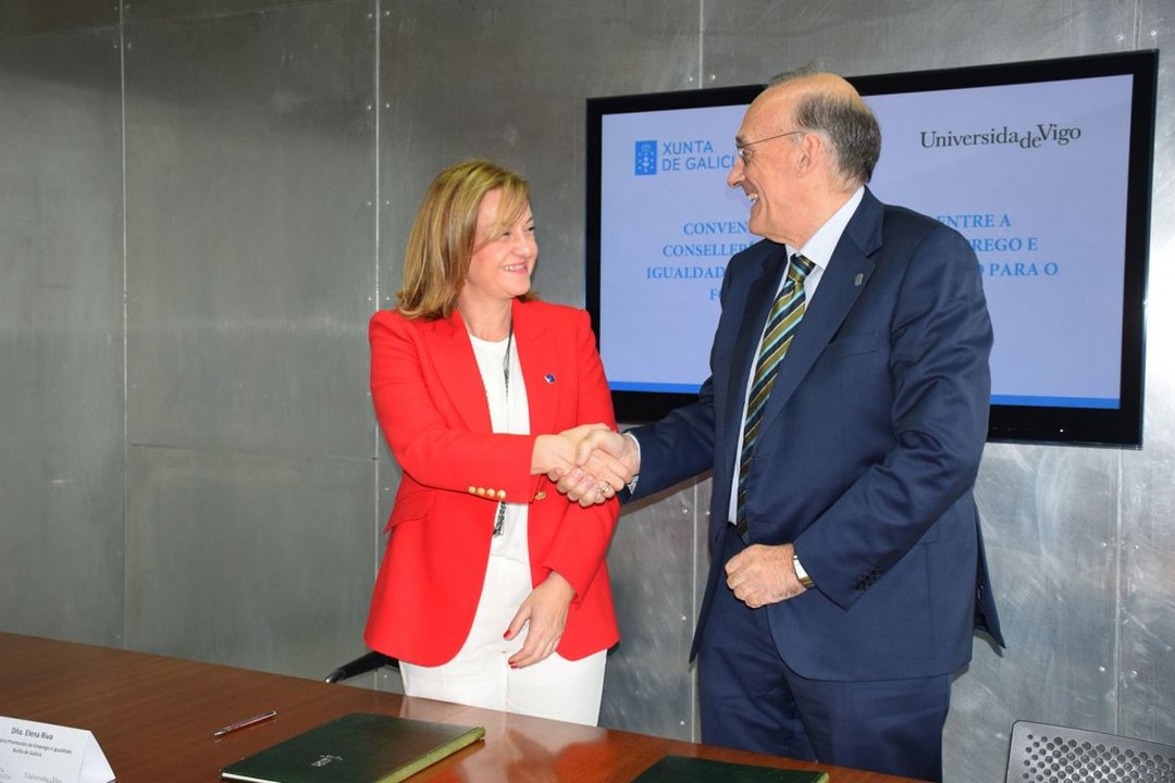 Firma do acordo entre a conselleira Rivo e o reitor da UVigo, Manuel Reigosa.