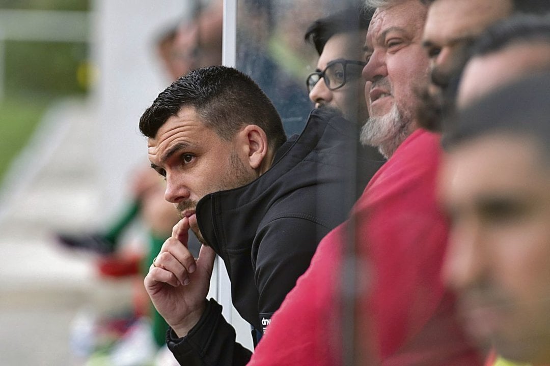 El entrenador Bruno Gómez, del Monterrei, sigue atentamente el último partido en Melias.