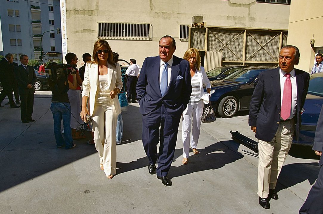 Fernández Tapias en 2007 en Armón con su mujer Nuria González, y su hermana Guillermina.