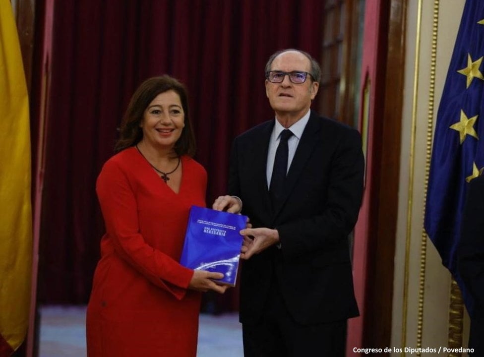 El Defensor del Pueblo le entrega a la presidenta del Congreso el informe sobre abusos sexuales en la Iglesia en España