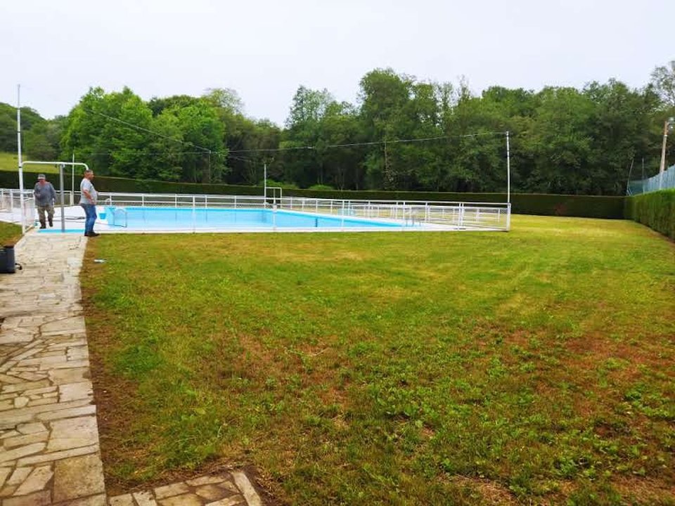 El complejo deportivo de Verea, con las piscinas al fondo.