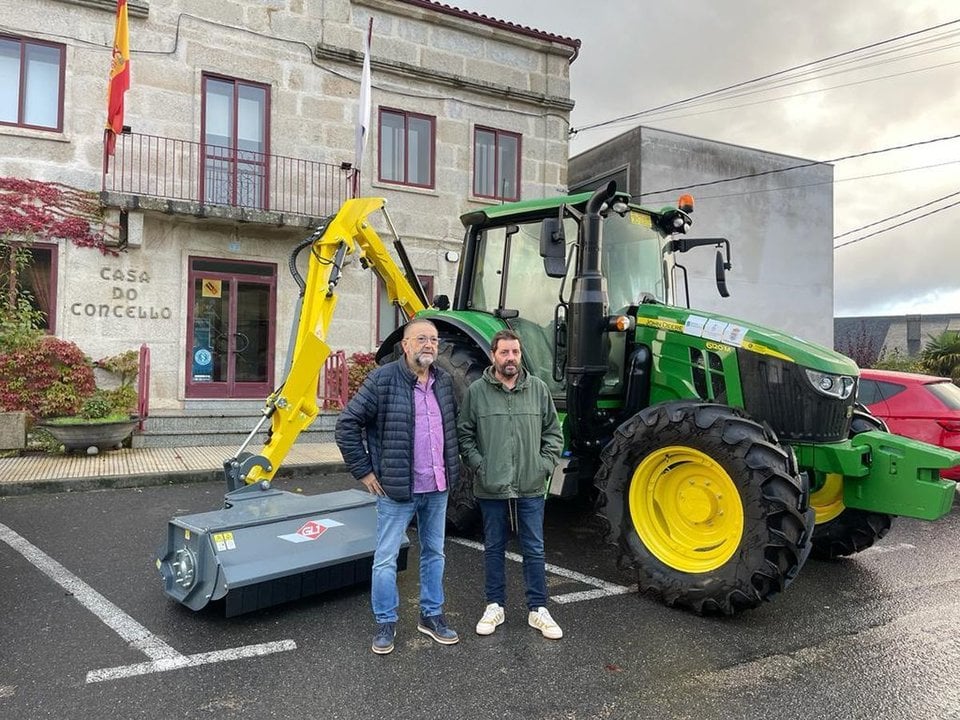 José Manuel Garrido y José Manuel Taín posan con el nuevo tractor.