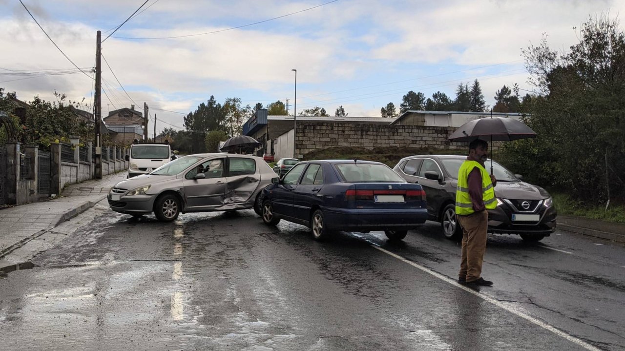 Imagen del accidente en Ponte Noalla, con dos vehículos implicados.