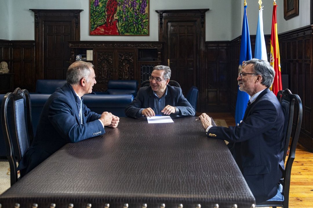 Xosé Lago, Luis Menor y Nuno Almeida durante la reunión en Ourense.