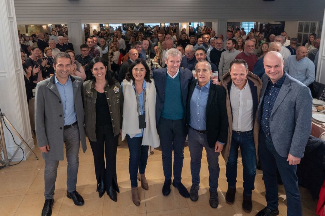 Rueda, con dirigentes del PP ayer en Lugo.