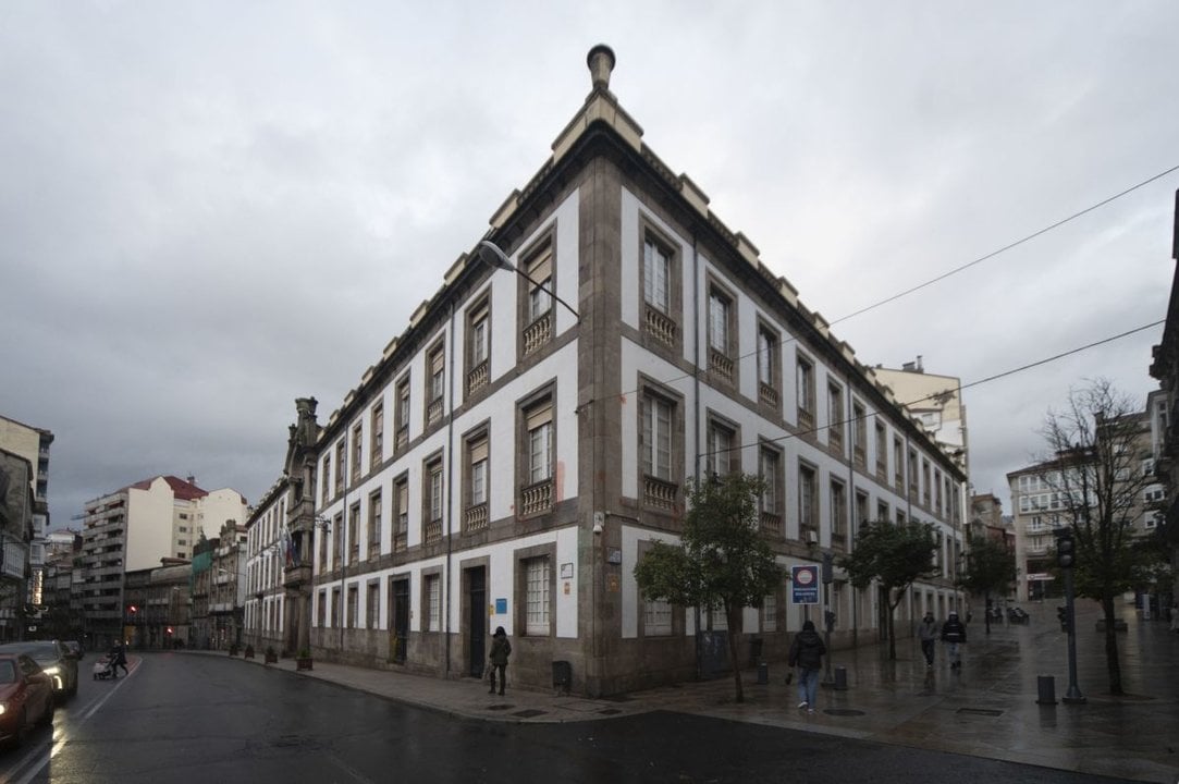 Fachada del edificio de la Diputación de Ourense con manchas de la manifestación de los bomberos