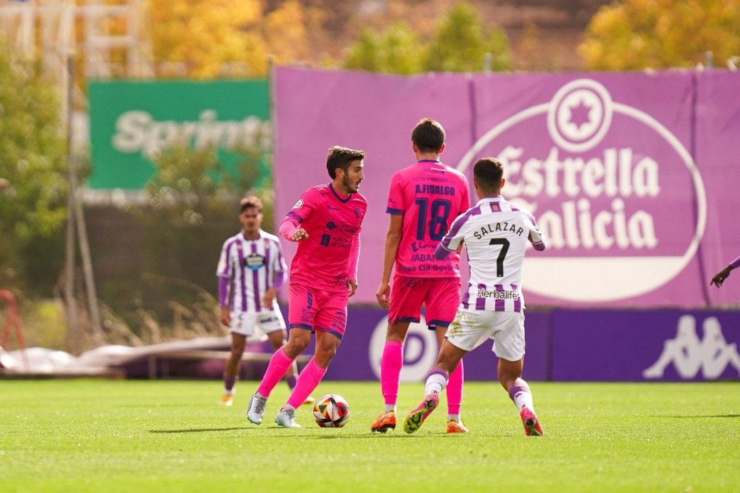 El jugador del Ourense CF Facu Gallardo, autor del único gol del partido, conduce el balón.