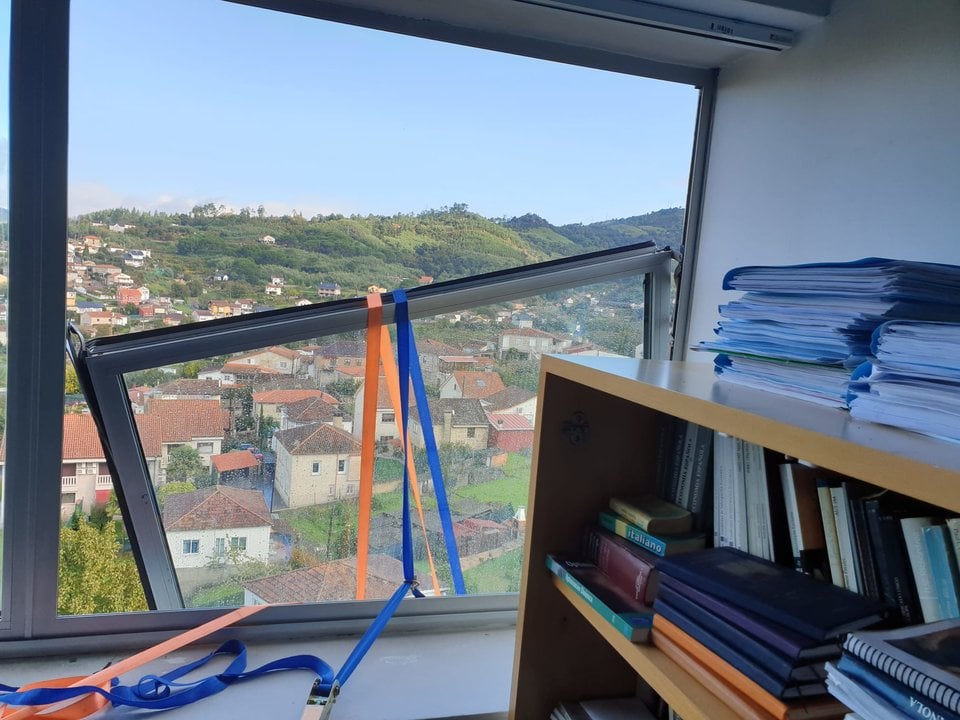 La borrasca Domingos arrancó una ventana del Edificio Jurídico-Empresarial del Campus de Ourense.