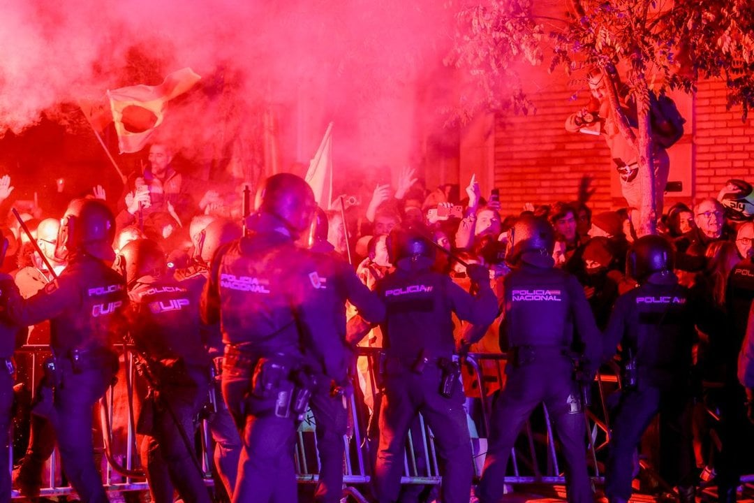 Protesta ante la sede madrileña del PSOE, en la calle Ferraz.