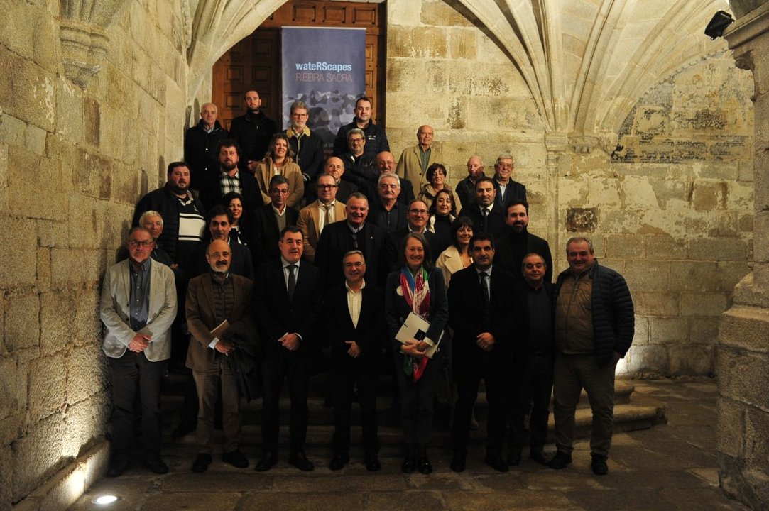 Foto de familia de los participantes en la declaración de la Ribeira Sacra, ayer en Santo Estevo.
