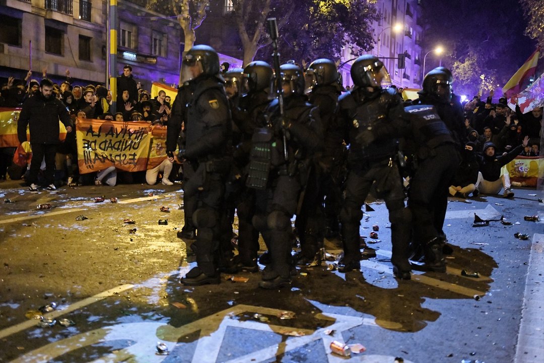 Manifestantes y policías en una nueva noche de protestas en Madrid