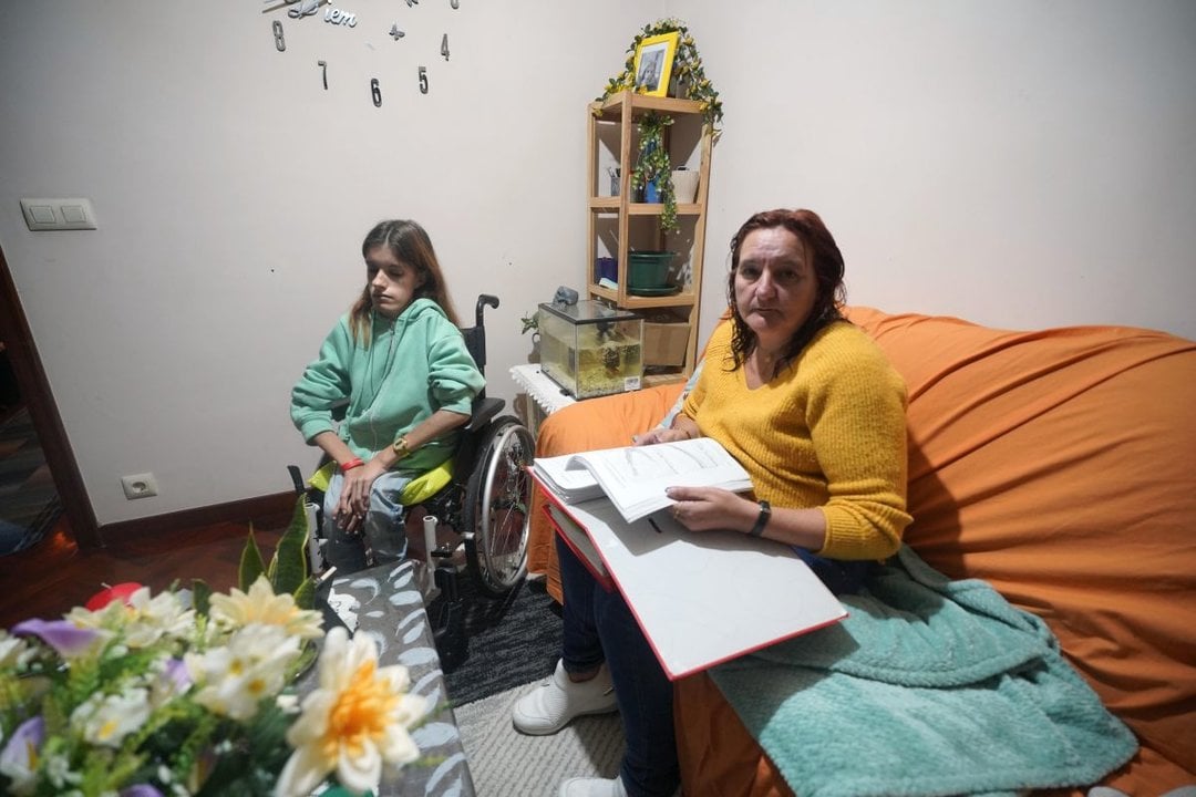 Rosario, junto a la hija con discapacidad que cuida sin ayudas, porque la compañía aseguradora del autobús se la retiró en verano.