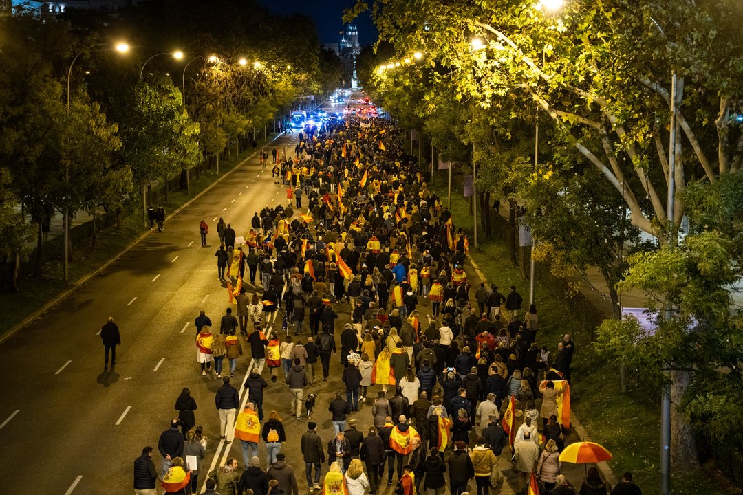 Decenas de personas parten desde el Parlamento Europeo hacia la calle Ferraz tras una manifestación contra la amnistía. Foto: EP.