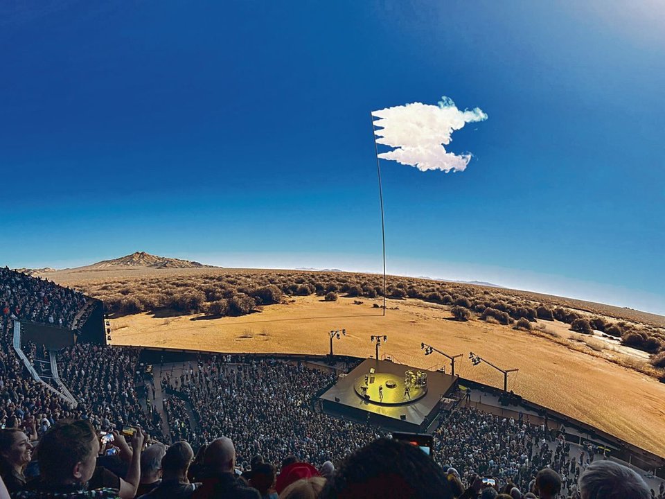 Actuación de la banda irlandesa U2 en The Sphere, en el momento en el que las pantallas simulaban un desierto.