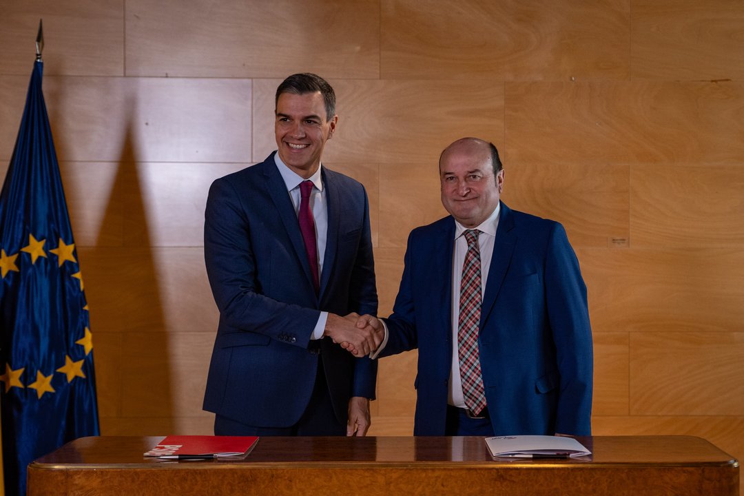 Firma del pacto PSOE-PNV