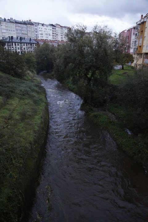 El río Barbaña a su paso por la ciudad de Ourense (Miguel Ángel).