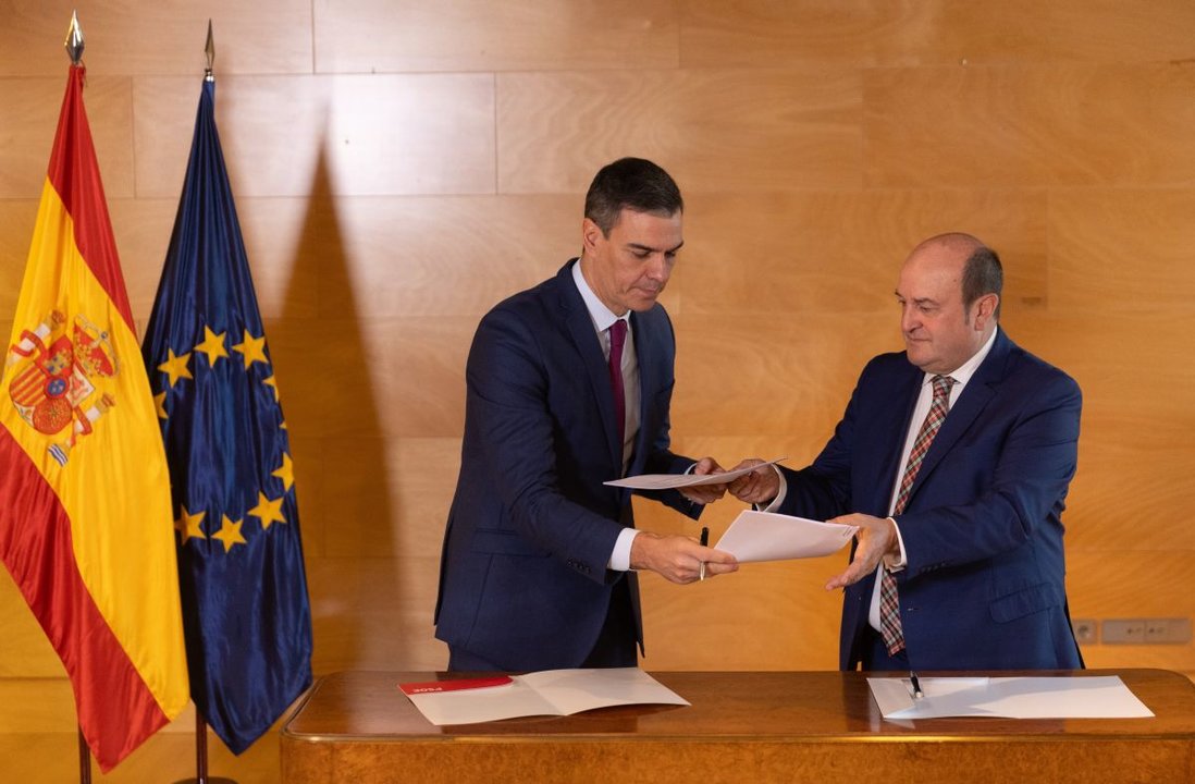 Pedro Sánchez y el presidente del EBB del PNV, Andoni Ortuzar, tras la firma del acuerdo. Foto: Eduardo Parra