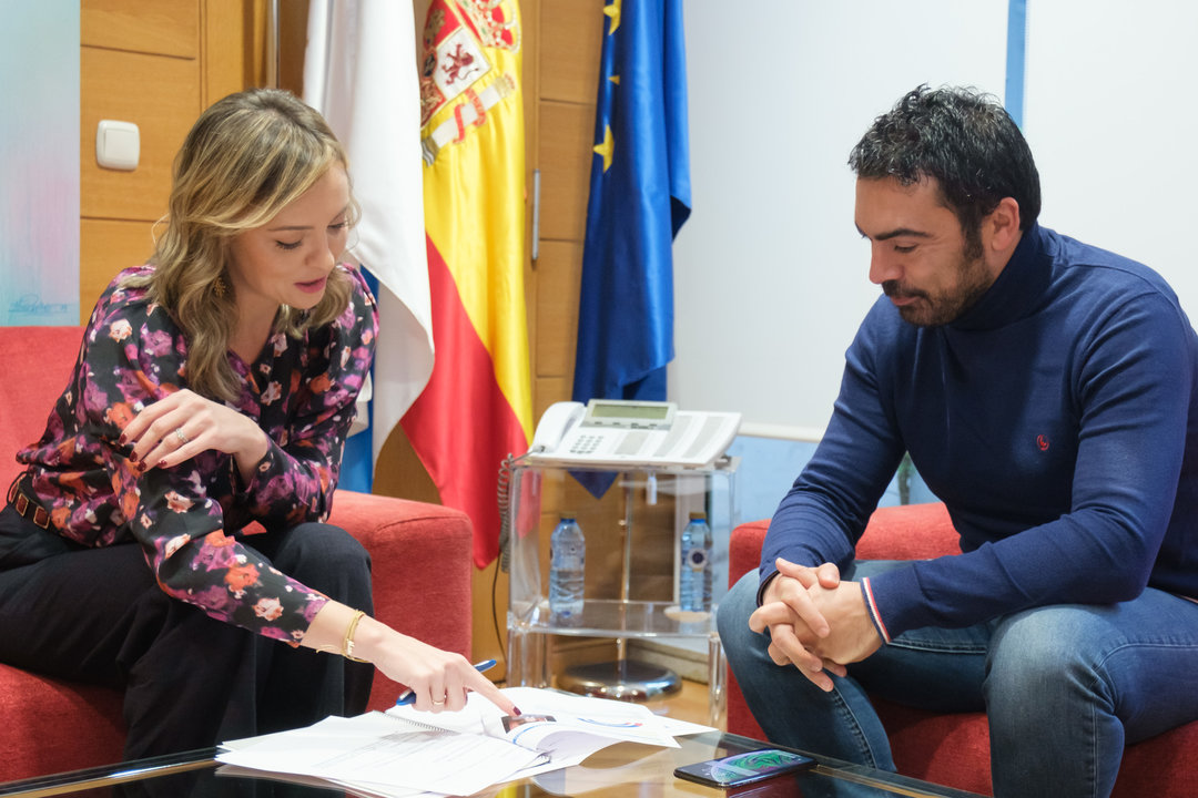 La conselleira Fabiola García con el alcalde de A Veiga, Juan Anta