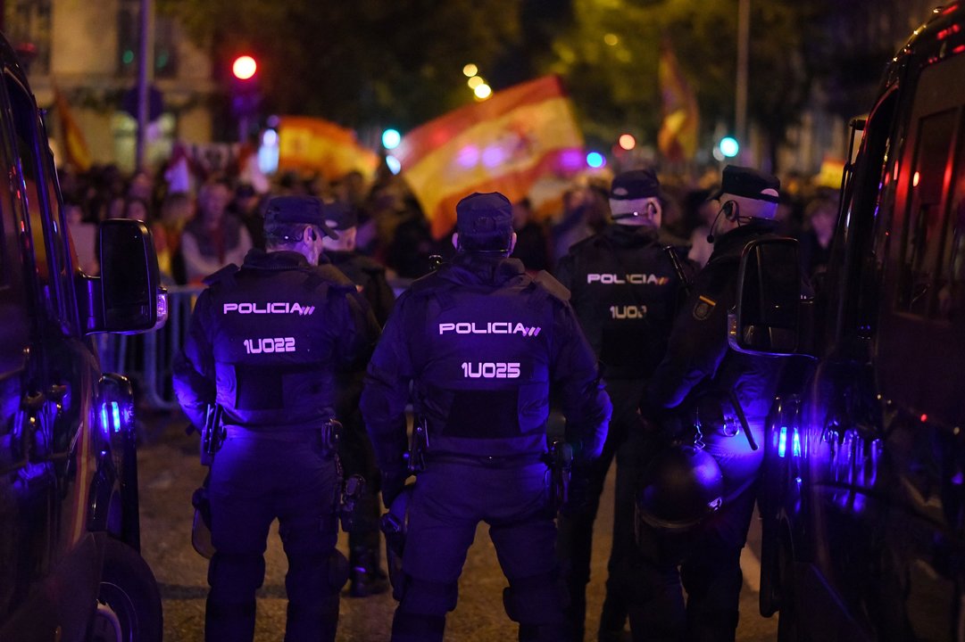 Decenas de policías vigilan a los manifestantes, durante una protesta contra la amnistía, frente a la sede del PSOE, a 11 de noviembre.