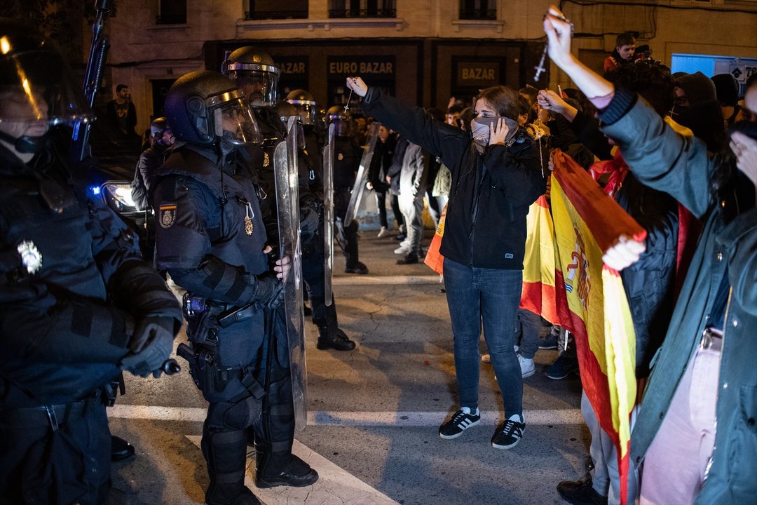 Un grupo de manifestantes se enfrenta a varios agentes de Policía, durante una protesta contra la amnistía, frente a la sede del PSOE. Foto: EP