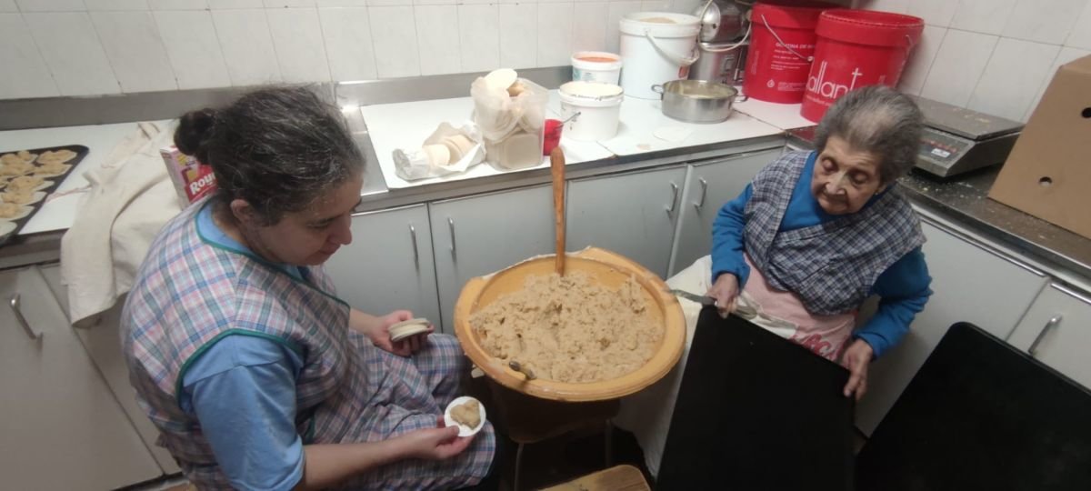 Luisa Seara coa súa filla, María Jesús Plaza, facendo os afamados amendoados.