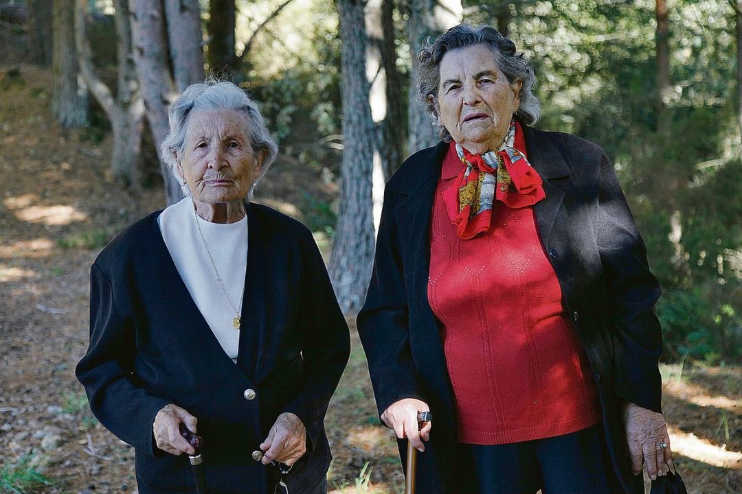 Maruja, de 95 años, y Soledad, de 93, frente a los vestigios de la mina de Baltar, por primera vez.