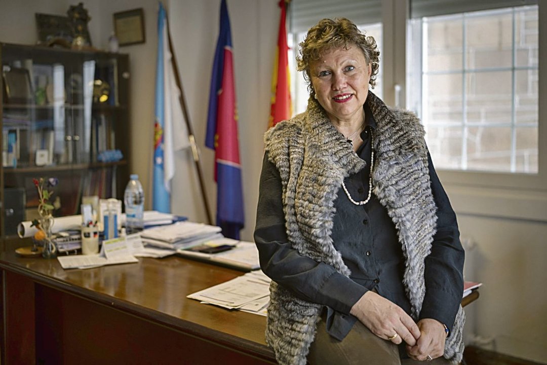 Sara Inés Vega, alcaldesa de Castro Caldelas, no seu despacho do Concello.