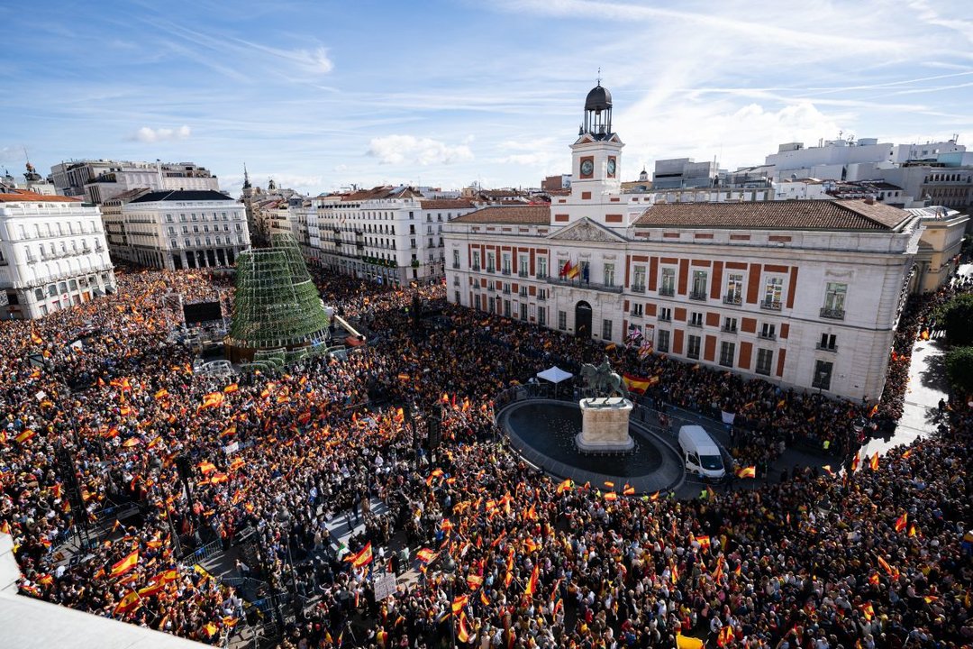 La madrileña Puerta del Sol fue el escenario ayer por la mañana de la multitudinaria protesta convocada por los líderes del PP contra los pactos de Sánchez. Foto: Diego Ramadés