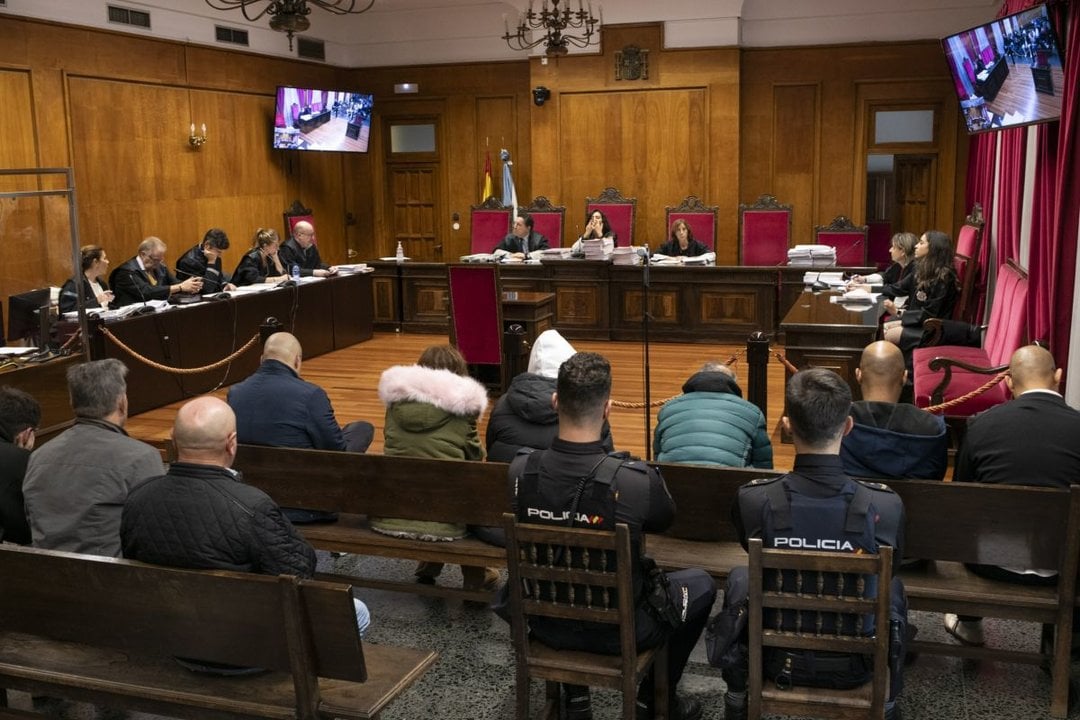 Letrados y acusados durante la sesión de ayer en la Audiencia Provincial.