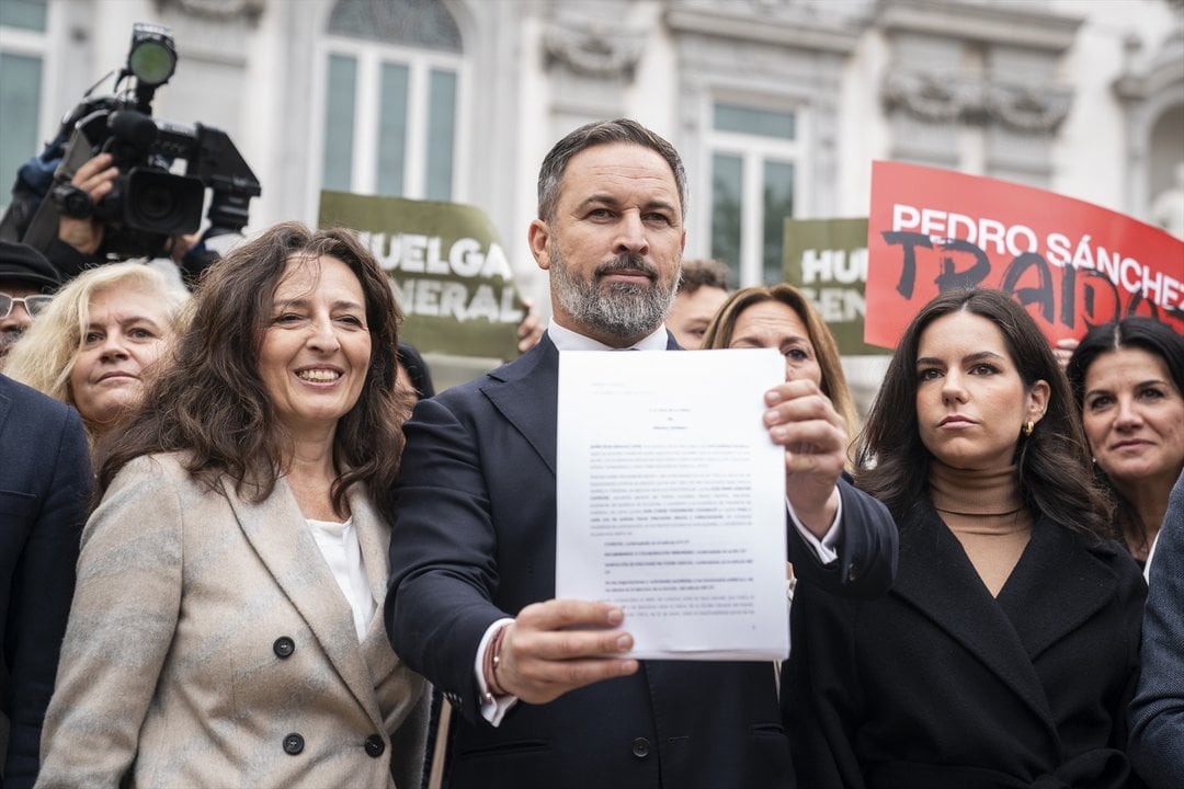 El líder de Vox, Santiago Abascal posa con una querella junto a sus diputados en el Tribunal Supremo