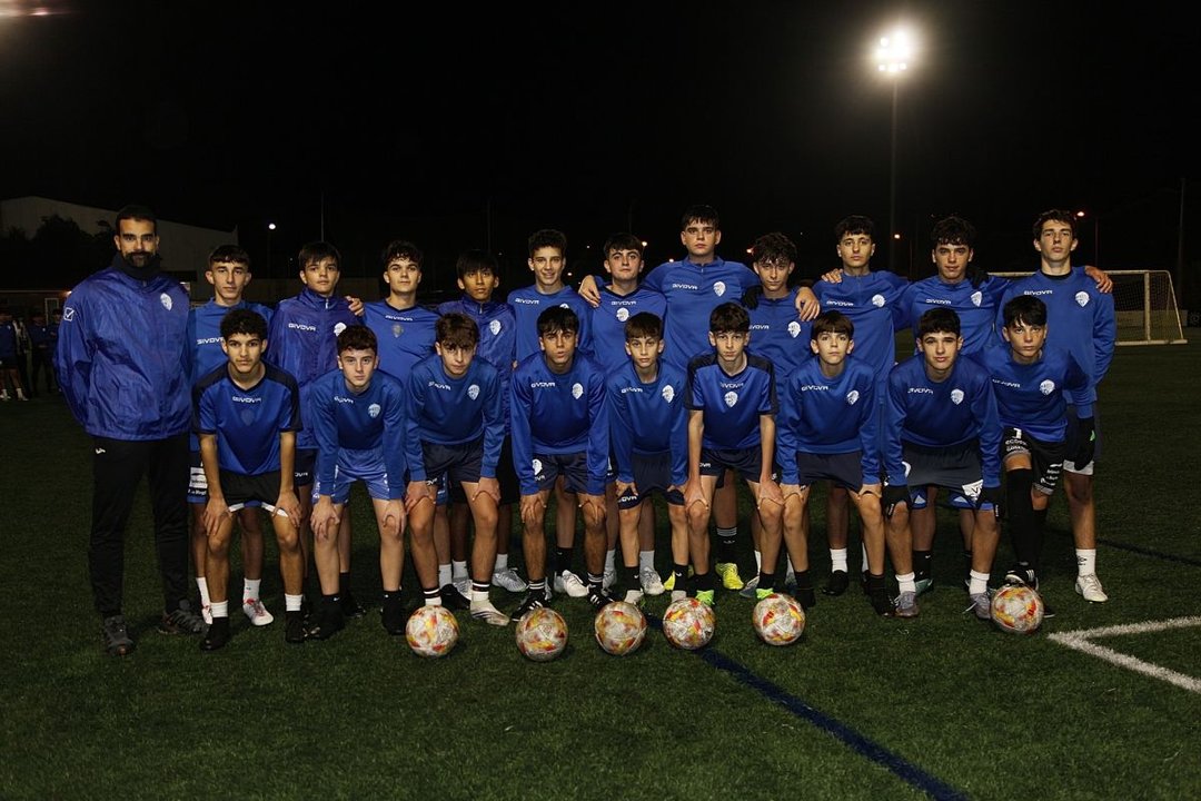 Abel Afonso y sus chicos del equipo cadete del Ourense CF, antes de una sesión de entrenamiento.
Fotos: Miguel Ángel / José Paz