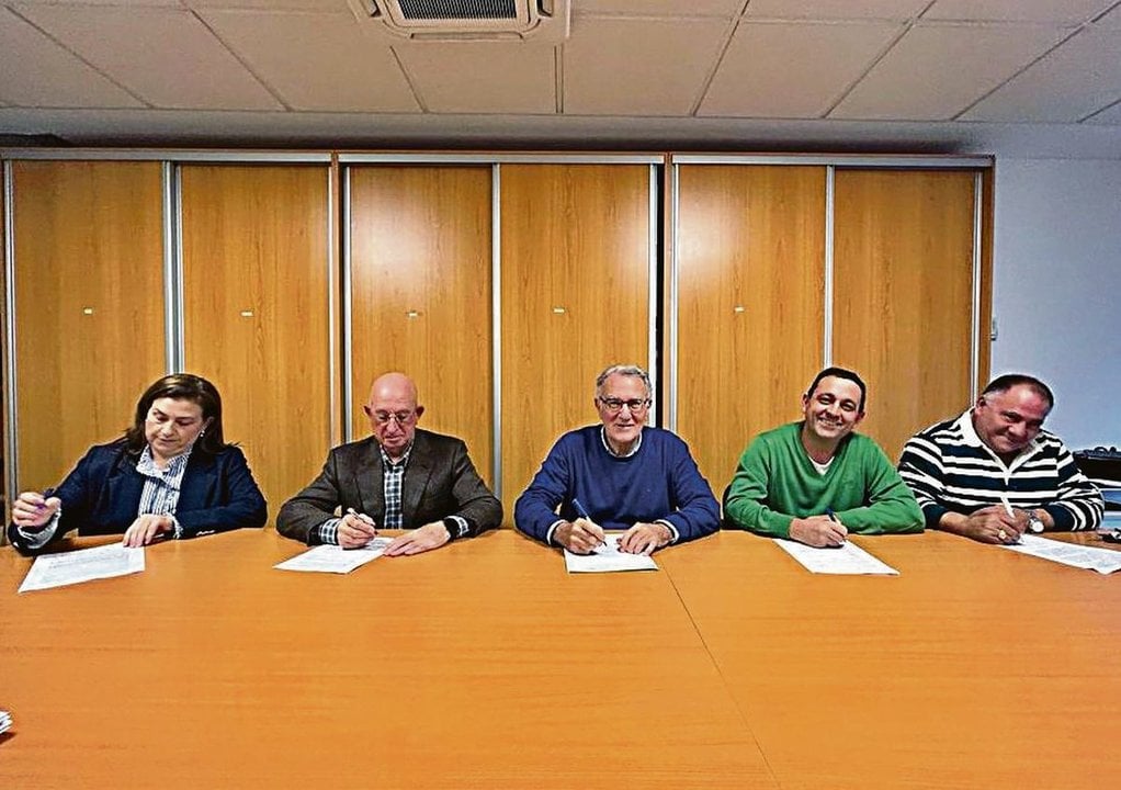 Rogelio López y Odilo Fernández, a ambos lados del alcalde de O Barco, firmando el acuerdo.