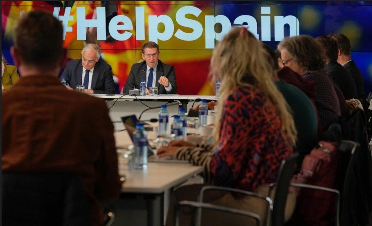 El líder del PP, Alberto Núñez Feijóo, reunido ayer con corresponsales extranjeros.
