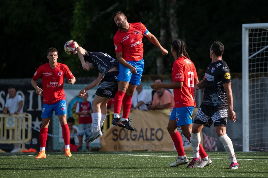 El capitán de la UD Ourense, Pablo Corzo, disputa un balón con un contrario en Albán.