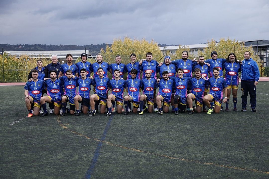 Foto de familia de jugadores y técnicos del Campus Ourense Rugby antes de comenzar el duelo ante el cuadro lucense en el Universitario.