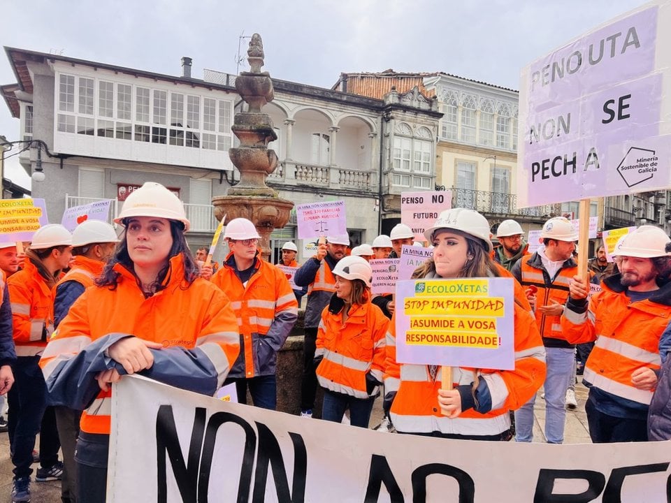 Trabajadoras de la explotación minera durante la concentración del pasado 31 de octubre.