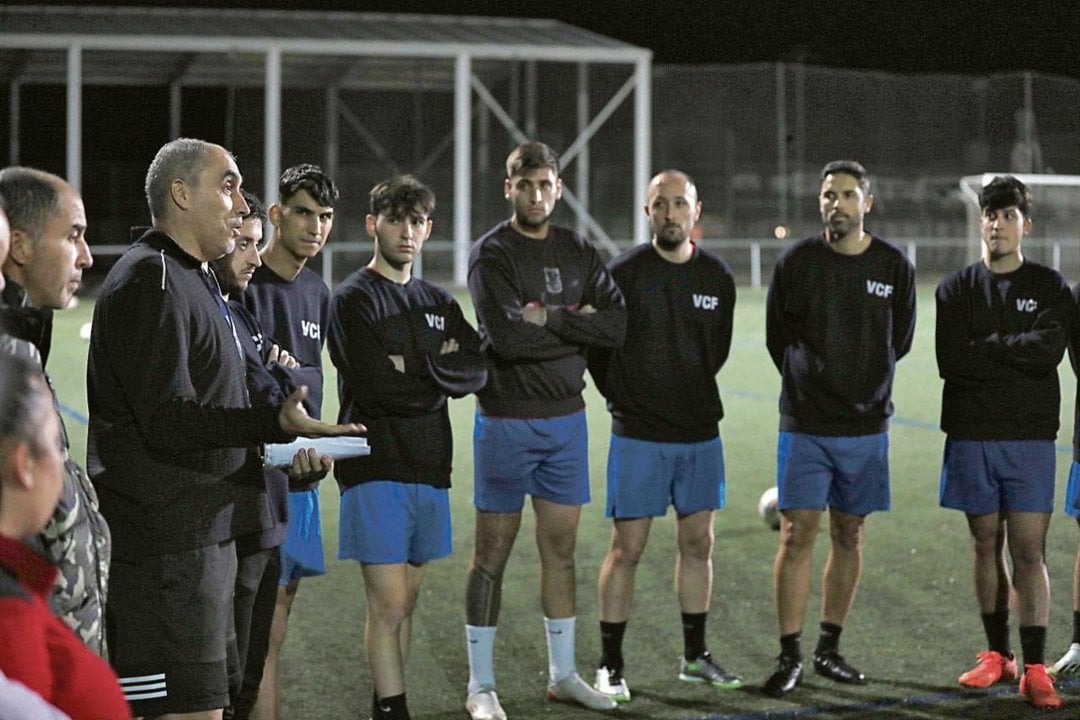 El técnico Miguel Sotelo dirigiéndose a los jugadores del Verín en su primer entrenamiento. Foto: José Paz