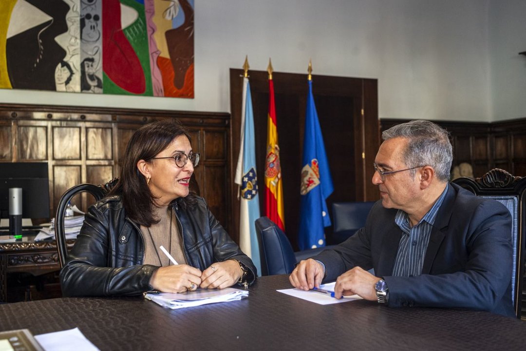 Ana Villarino, junto a Luis Menor, durante la reunión.