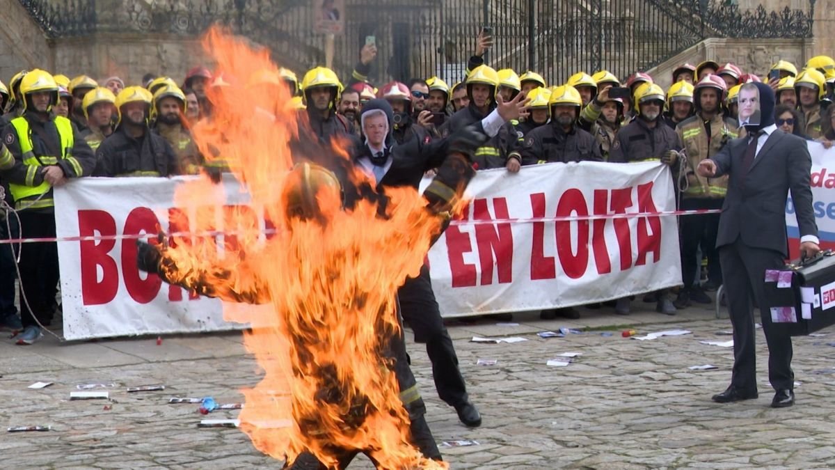 Uno de los bomberos comarcales “quemándose” a lo bonzo ayer en el Obradoiro de Santiago.