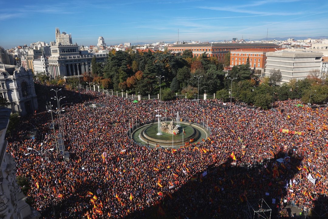 Miles de personas se concentran en la plaza de Cibeles de Madrid (EP).