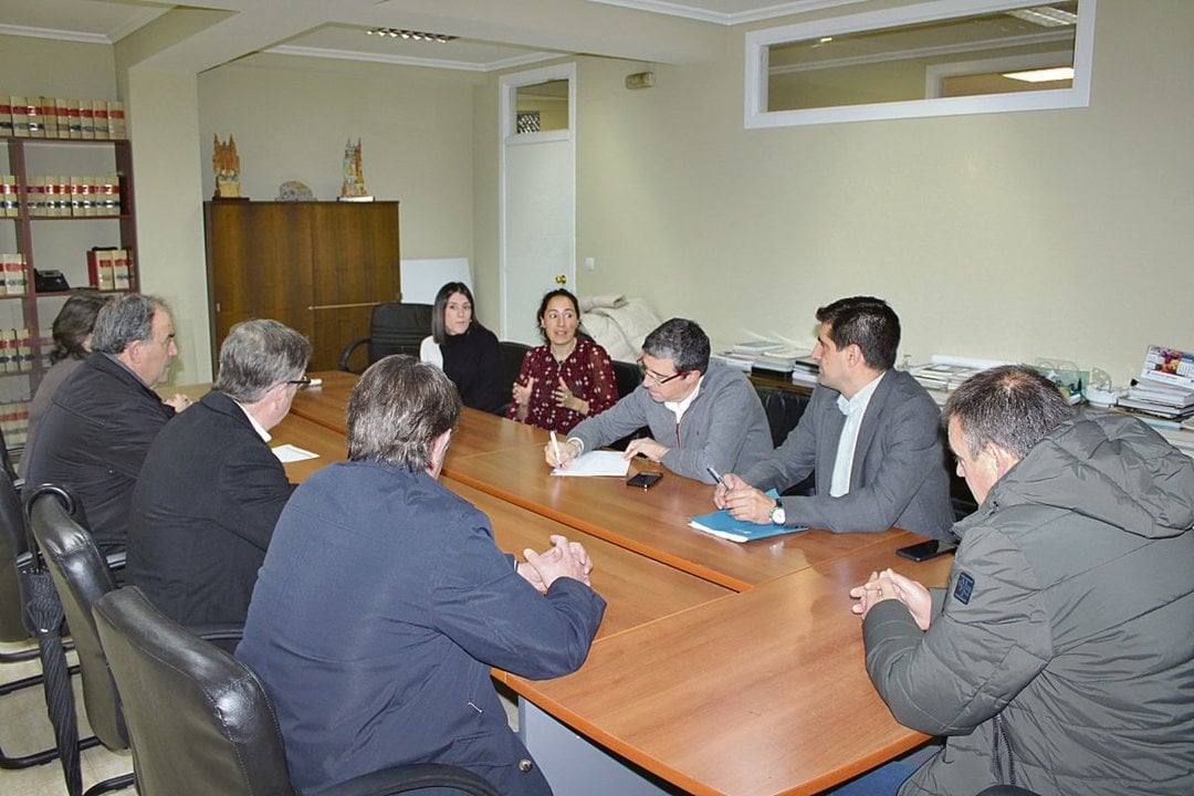 Imagen de la reunión entre representantes de la Xunta, Concello de Xinzo y familias afectadas por la falta de pediatras.