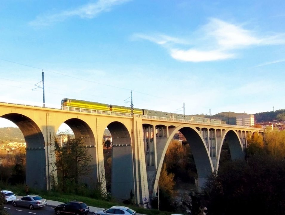 El tren con turistas ingleses cruza el viaducto del Miño.