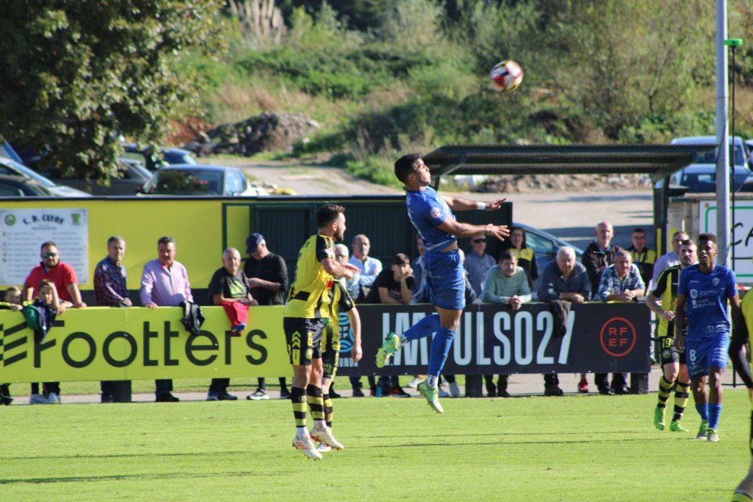 El delantero del Ourense CF Amin salta a por un balón en el partido ante el Cayón.