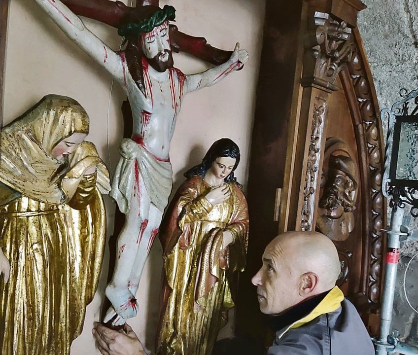 “Coquixo” ante el Cristo del Amparo, situado en el retablo de la Porta da Vila de Viveiro.