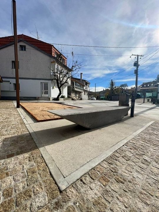La plaza de Xacebáns estrena pavimento, bancos y una zona para jugar a la “chave”